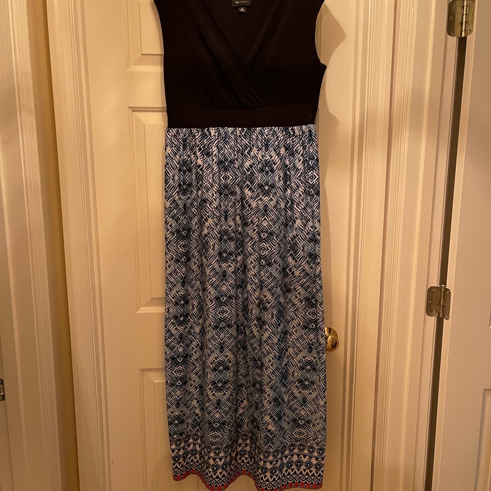 Maxi dress with detail on hem
